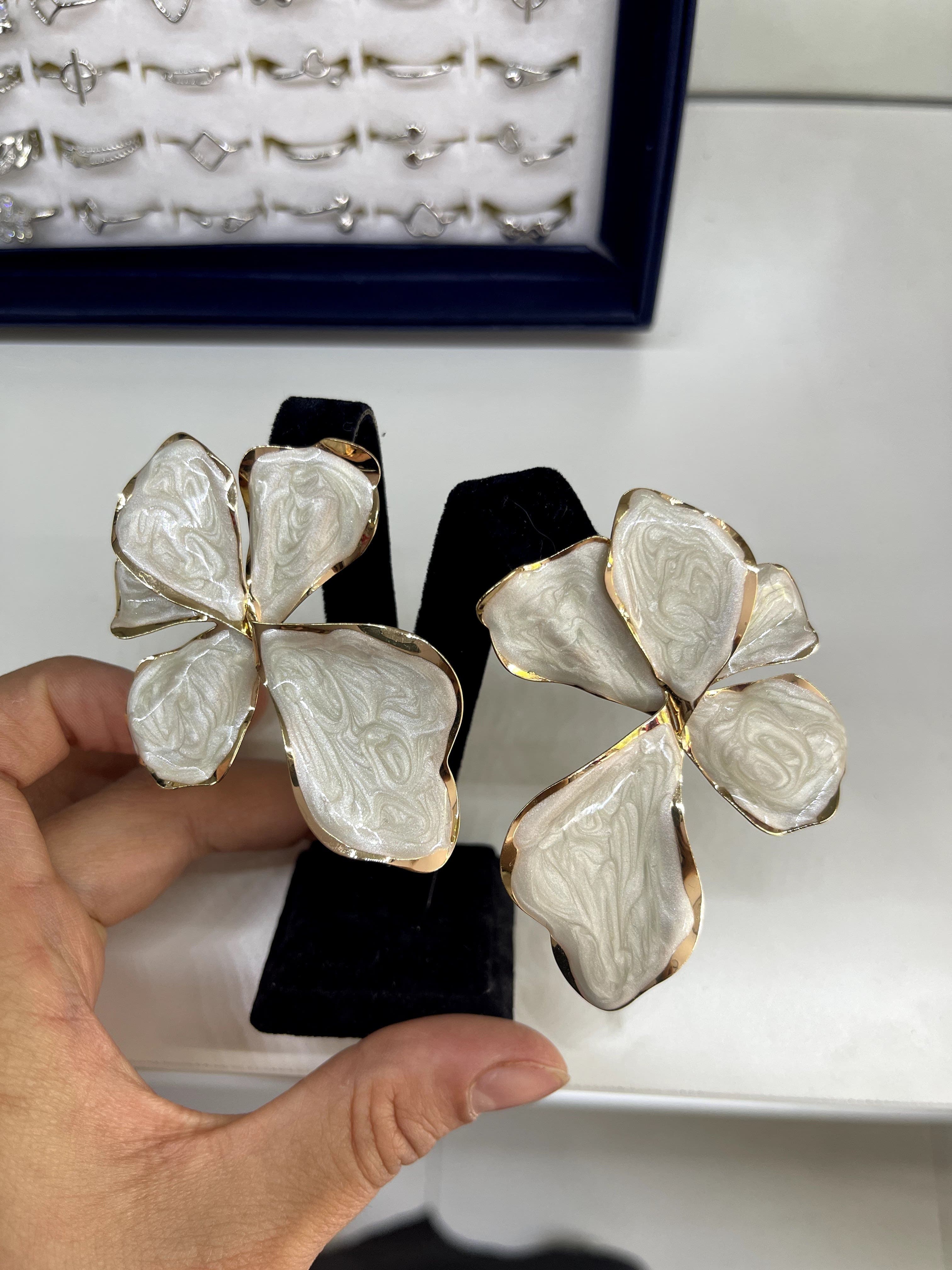 Ivory Blossom / Çelik Altın Çerçeveli Sedef Mine Çiçek Zara Model Küpe — 3