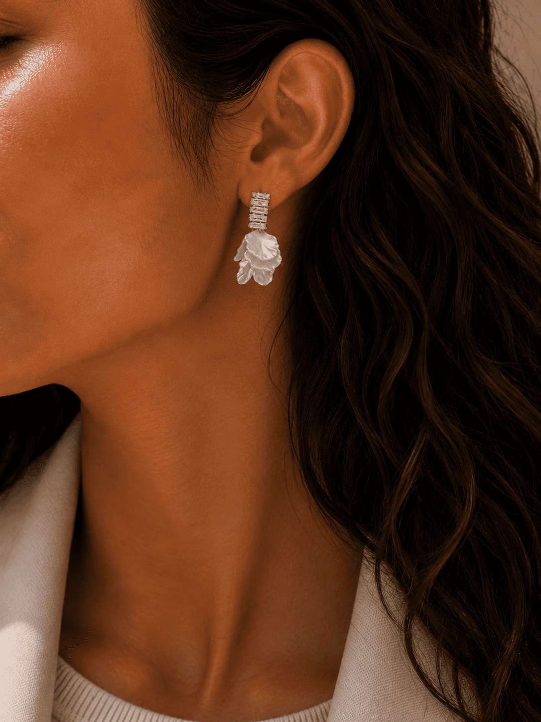 Flora Petal / Çelik Sıralı Baget Taşlı Sedef Çiçek Küpe — 1