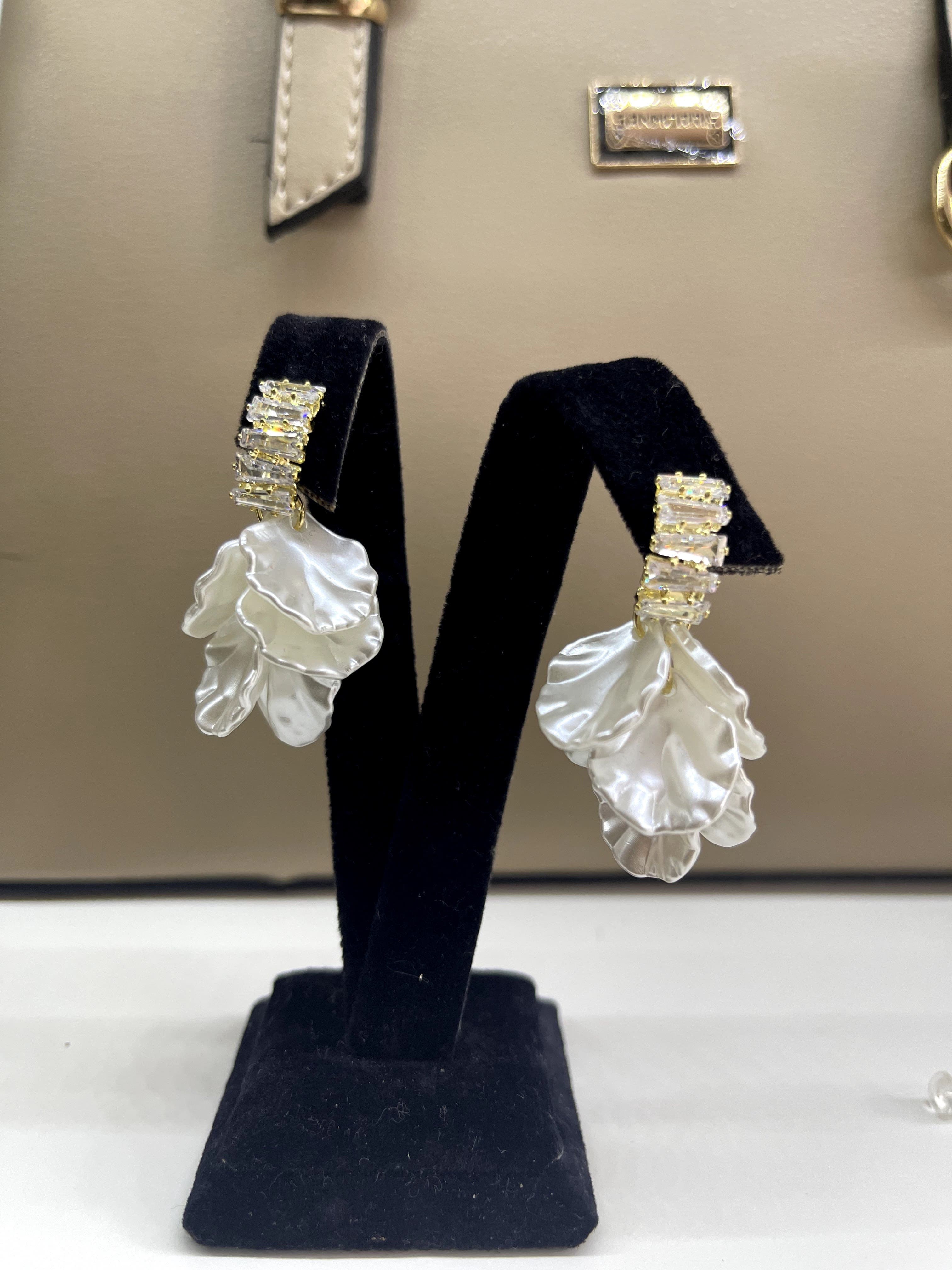 Flora Petal / Çelik Sıralı Baget Taşlı Sedef Çiçek Küpe — 3
